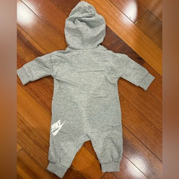 ✔️ Nike Gray and White Footies One Piece - Picture 3 of 3